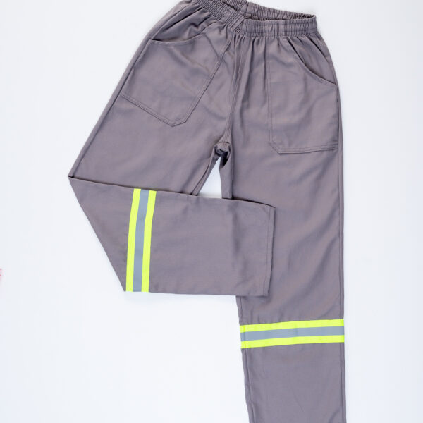 Calça cinza de refletivo verde 1